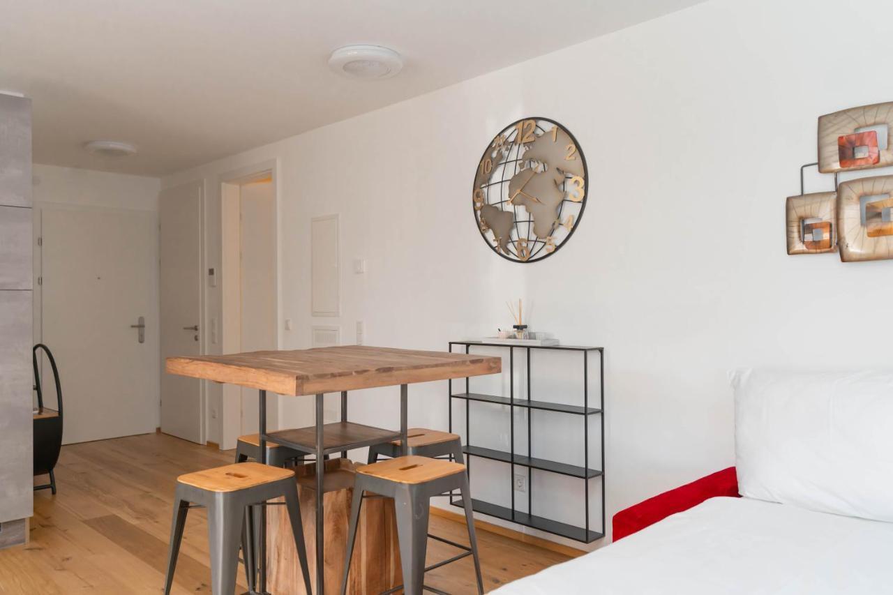 Luxurious Apartment With Big Balcony Near City Center Вена Экстерьер фото